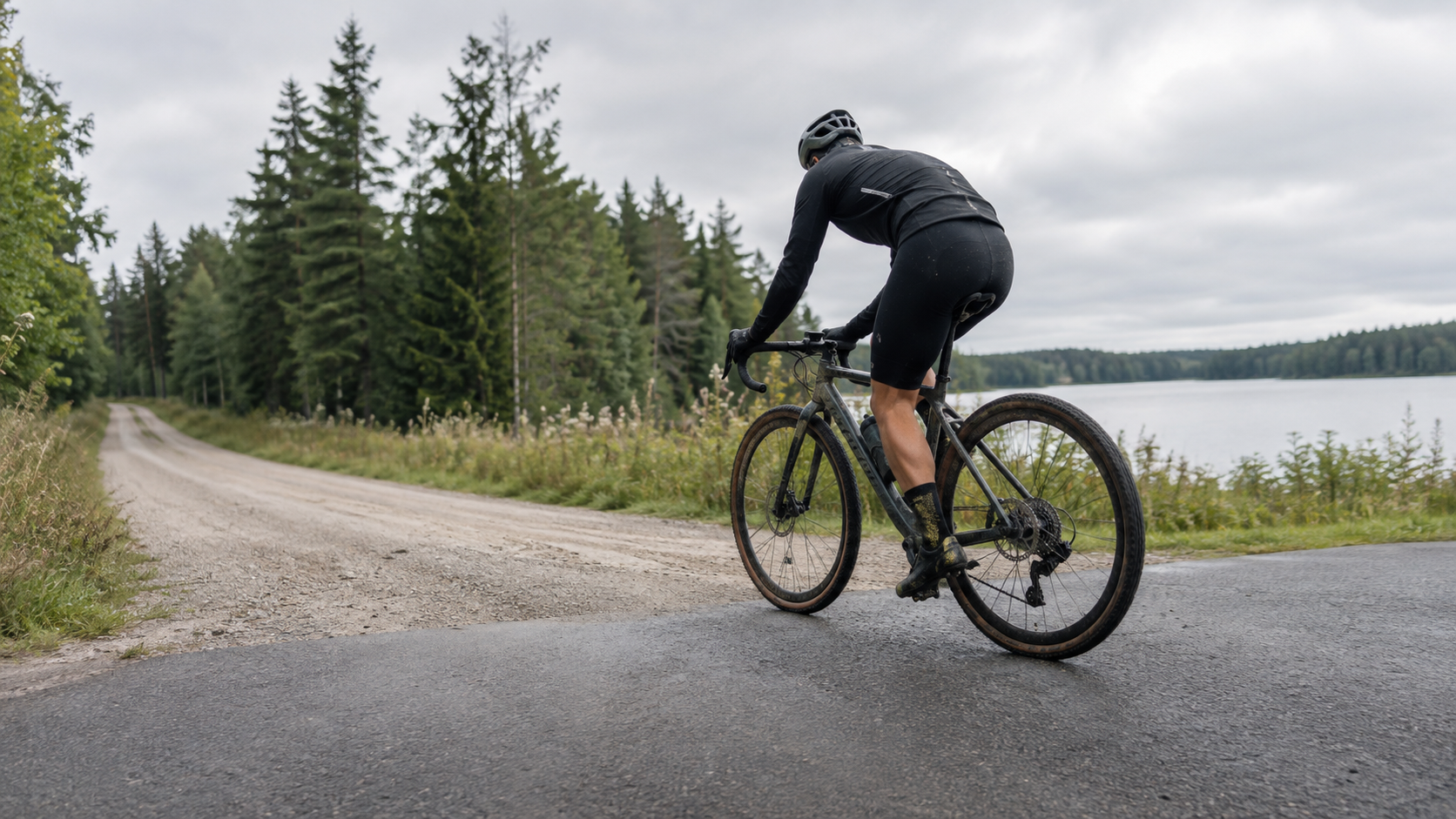 Gravel-rattaga sõitja Eesti järve ääres kruusa- ja asfaltteel