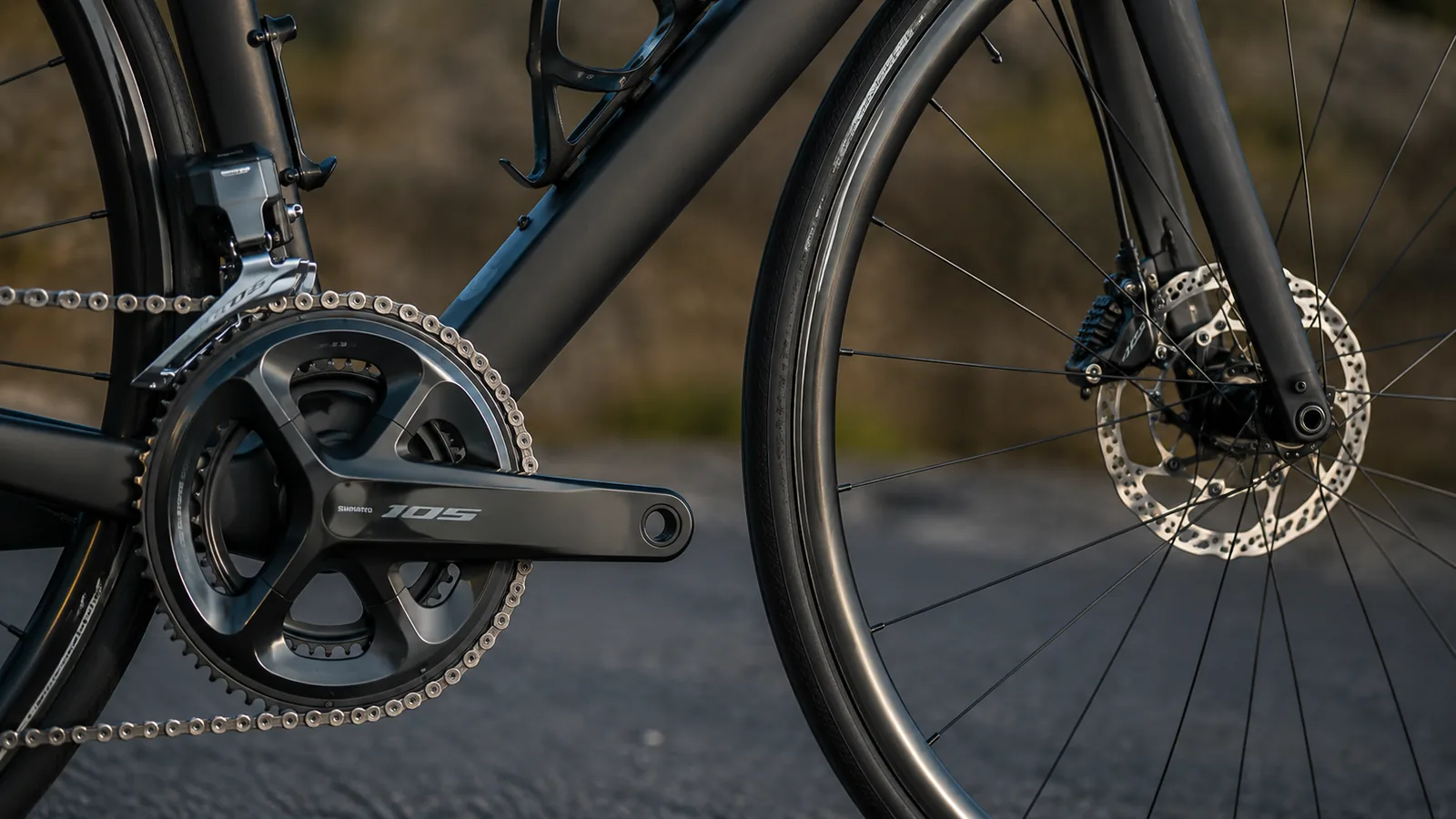 Maanteeratta Shimano 105 jõuülekanne ja ketaspidur lähivõttes