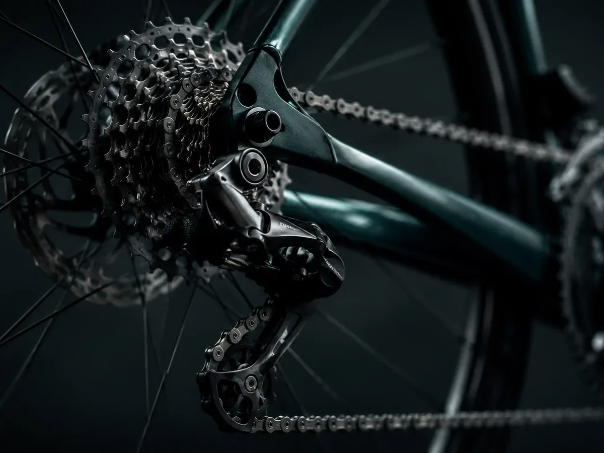 Shimano tagakäiguvahetaja, kassett ja kett maanteerattal lähivõttes